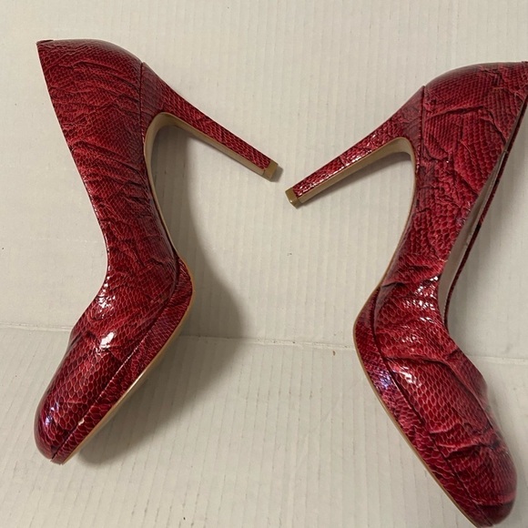 White House black market, Diane red heels size 9 - Picture 11 of 13